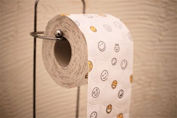 Toilettenpapierrolle mit aufgedruckten freundlichen Smileys